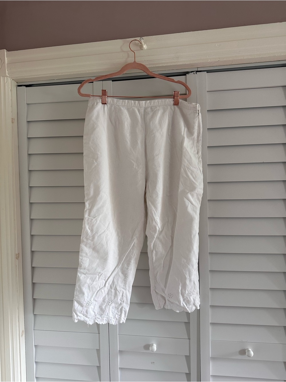 VTG Women's White Cotton Elastic-Waist Cropped Pants with Eyelet Hem